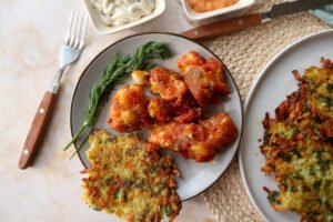 Fish and latkes met raapsteeltjes