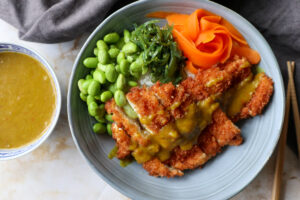 Poké bowl kip katsu met curry