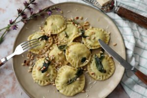 Ravioli met spinazie en salie botersaus