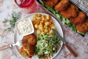 Viskoekjes met een frisse salade