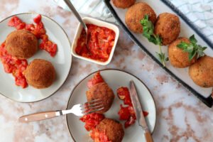 Gefrituurde rijstbal met tomatensaus