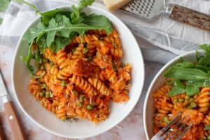 Fusilli in tomatensaus met kipbraadworst