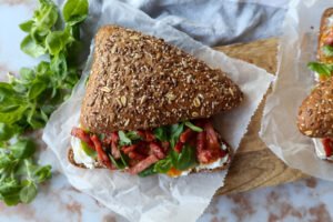 Broodje kalkoenspekjes met abrikozenjam