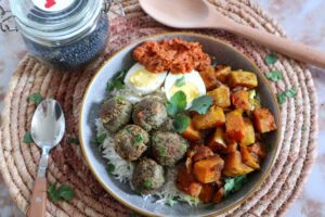 Poké bowl linzenballetjes met currysaus