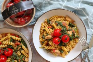 Romige pasta met tomaten en spinazie